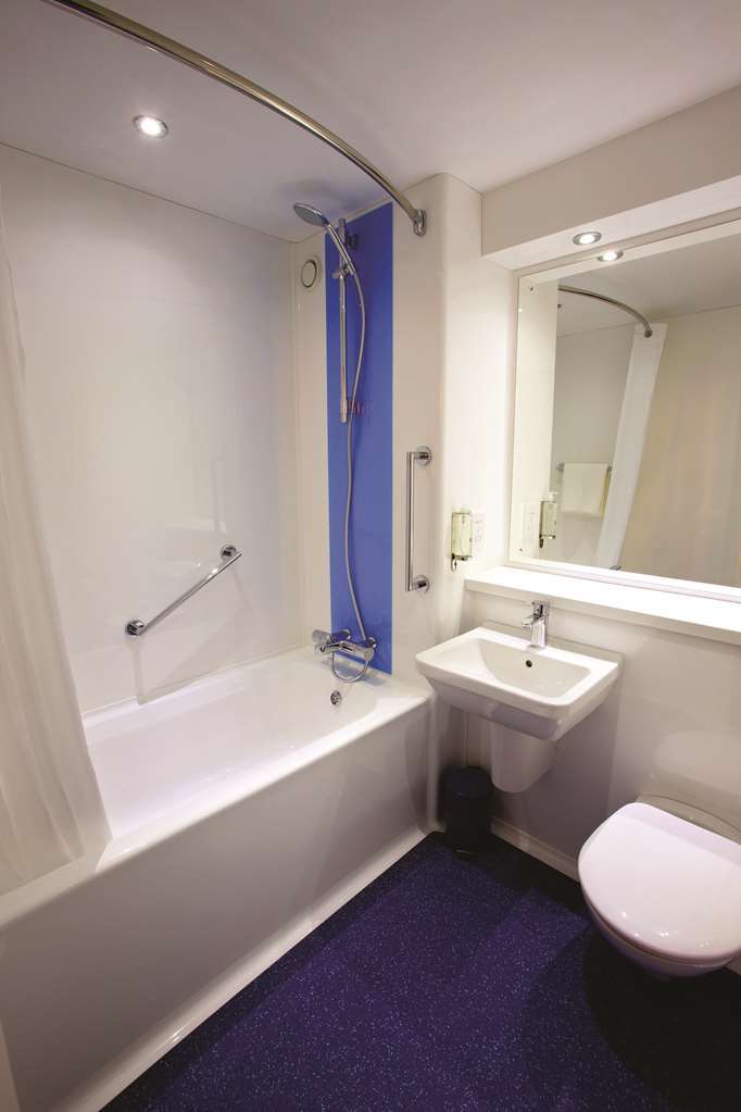 Travelodge Chester Warrington Road Room photo