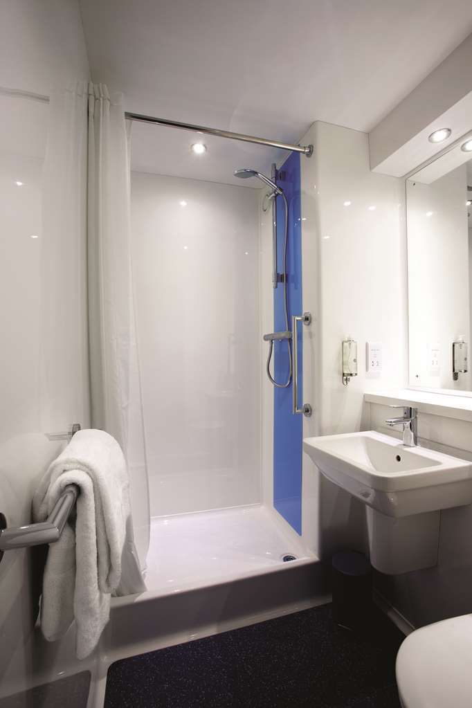 Travelodge Chester Warrington Road Room photo
